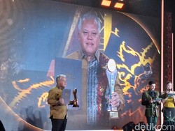 Harli Siregar Raih Tokoh Pendorong Keterbukaan Informasi Lembaga Hukum detikcom Awards 2025