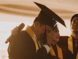 Ingat Mendiang Ibu, Tangis Kiki Farrel Pecah saat Wisuda
