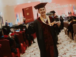 Kiki Farrel Berlinang Air Mata, Wisuda S1 dan Cumlaude!