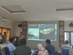 Kapal Tanker yang Sandar Sejak 2018 di Celukan Bawang Dibersihkan