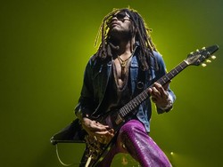 Duh! Rambut Gimbal Penyanyi Ini Copot Dijambak Fans