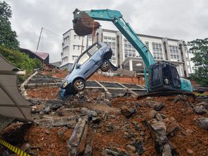 Video: Longsor di Kampus UIN Imam Bonjol Padang Timpa 4 Mobil dan 3 Motor