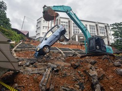 Video: Longsor di Kampus UIN Imam Bonjol Padang Timpa 4 Mobil dan 3 Motor