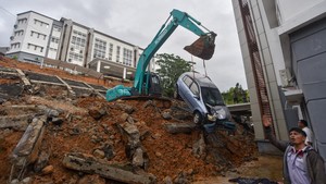 Longsor Terjang Kampus UIN Imam Bonjol, Belasan Kendaraan Tertimbun