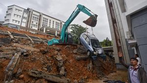 Longsor Terjang Kampus UIN Imam Bonjol, Belasan Kendaraan Tertimbun