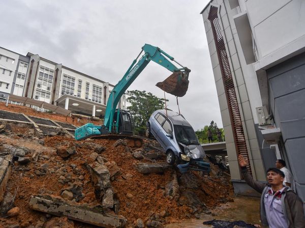 Longsor Terjang Kampus UIN Imam Bonjol, Belasan Kendaraan Tertimbun