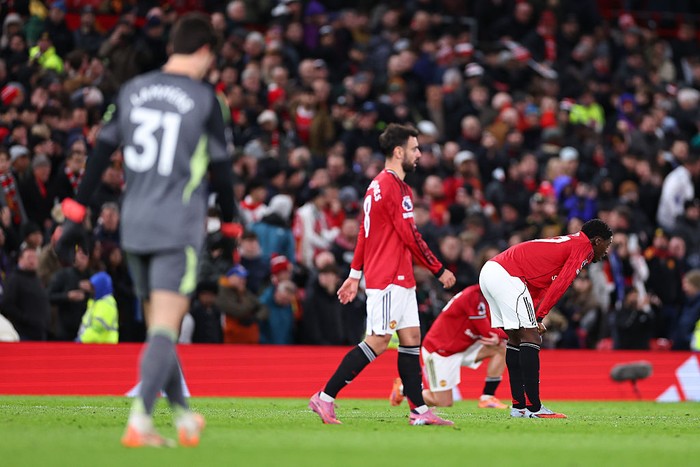 MANCHESTER, ENGLAND - NOVEMBER 24: Dejected players of Manchester United at full time following the 0-1 defeat during the Premier League match between Manchester United and Everton at Old Trafford on November 24, 2025 in Manchester, England. (Photo by Robbie Jay Barratt - AMA/Getty Images)