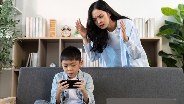 Orang Tua Habiskan Lebih dari 96 Jam per Tahun Bertengkar soal Screen Time Anak