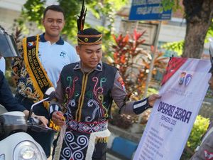 Pakai Baju Adat, Polisi Pasuruan Kota Beri Coklat ke Pengendara Tertib