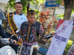 Pakai Baju Adat, Polisi Pasuruan Kota Beri Coklat ke Pengendara Tertib