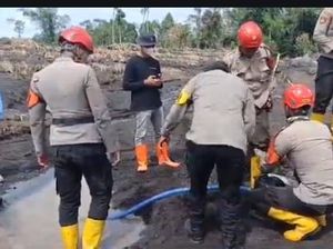 Polisi Evakuasi Warga dan Bersihkan Lahar Dingin Usai Erupsi Semeru