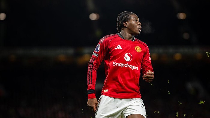 MANCHESTER, ENGLAND - NOVEMBER 24: Patrick Chinazaekpere Dorgu of Manchester United looks on during the Premier League match between Manchester United and Everton at Old Trafford on November 24, 2025 in Manchester, England. (Photo by Ash Donelon/Manchester United via Getty Images)