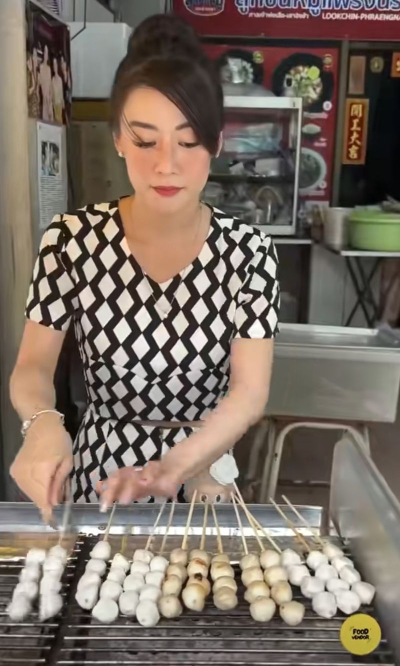 S3 Marketing! Penjual Sate Babi Cosplay Unik saat Jualan