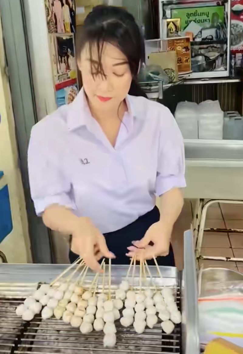 S3 Marketing! Penjual Sate Babi Cosplay Unik saat Jualan