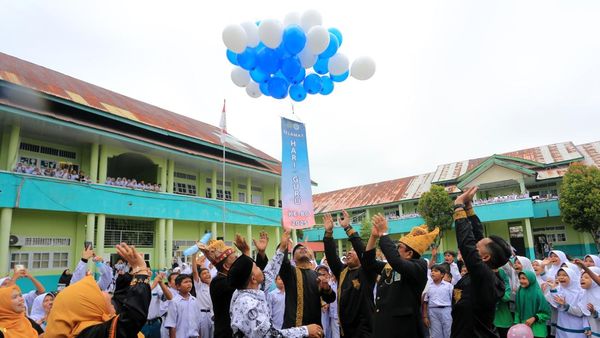 Hari Guru Dirayakan Meriah di Berbagai Daerah, Siswa Persembahkan Hal Spesial untuk Pendidik