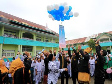Hari Guru Dirayakan Meriah di Berbagai Daerah, Siswa Persembahkan Hal Spesial untuk Pendidik