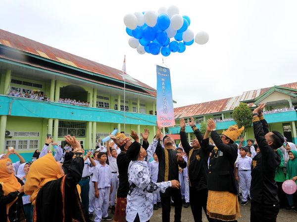 Hari Guru Dirayakan Meriah di Berbagai Daerah, Siswa Persembahkan Hal Spesial untuk Pendidik