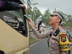 Satlantas Polres Malang Bagikan Masker ke Pengendara Terdampak Semeru
