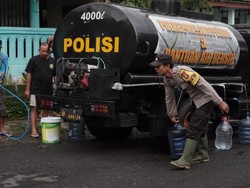 Polres Malang Salurkan 4.000 Liter Air Bersih ke Warga Terdampak Longsor