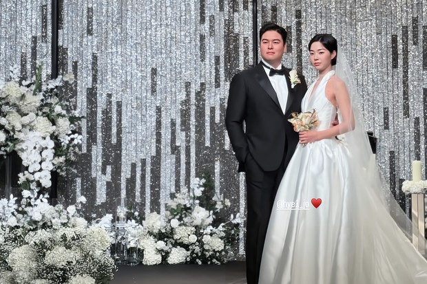 Lee Jang Woo dan Jo Hye Won tampil elegan dalam pesta pernikahan. Keduanya serasi dengan mengenakan tuksedo dan gaun putih.