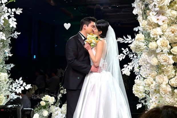 Pesta pernikahan Lee Jang Woo dan Jo Hye Won disambut positif. Beberapa rekan selebriti terlihat menghadiri resepsi.