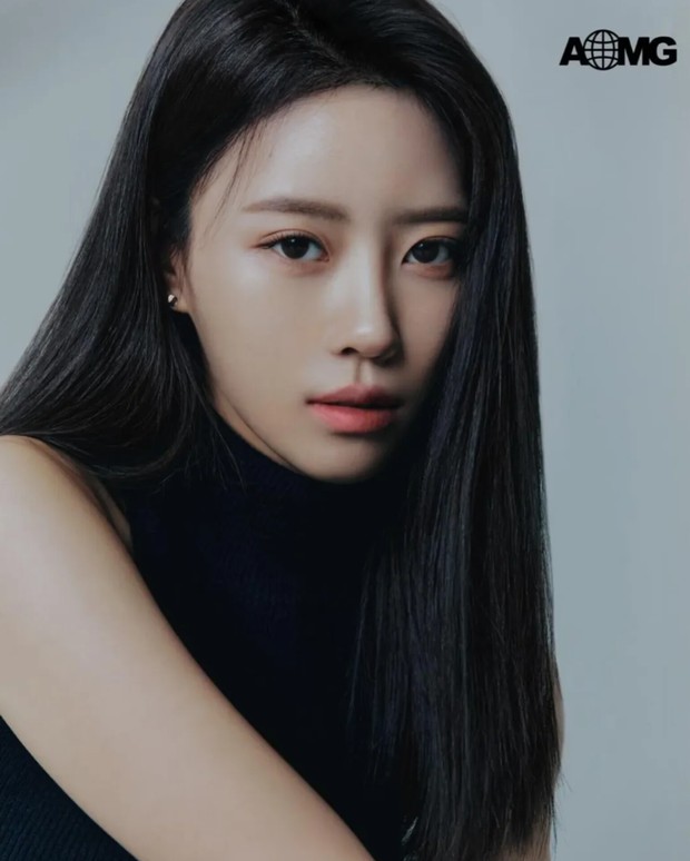Potret Lee Mi Joo/ Foto: instagram.com/aomg_official Lee Mi Joo resmi bergabung agensi AOMG pada (24/11). Menyambut kehadirannya, AOMG memberikan pesan hangat berisikan dukungan penuh untuk karir di masa mendatang.