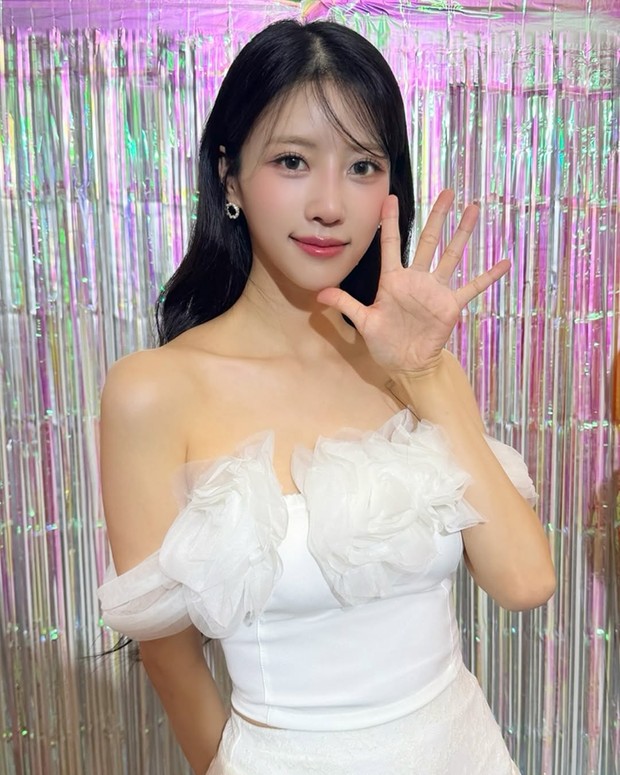 Potret Lee Mi Joo/ Foto: instagram.com/official_lvlz_8 Bergabungnya Lee Mi Joo ke AOMG menandai fokus sang idol yang ingin memperkuat karir di industri musik.