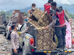 Polisi Bantu Evakuasi Barang dan Pulihkan Trauma Anak Pengungsi Semeru