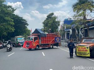 Sopir Truk ODOL Demo Tutup Jalur Frontage Ahmad Yani Surabaya