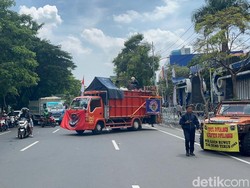 Sopir Truk ODOL Demo Tutup Jalur Frontage Ahmad Yani Surabaya