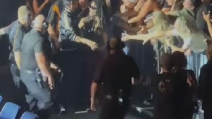 Video: Rambut Gimbal Penyanyi Ini Copot Dijambak Fans