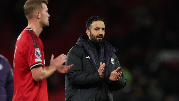Soccer Football - Premier League - Manchester United v Everton - Old Trafford, Manchester, Britain - November 24, 2025 Manchester United manager Ruben Amorim applauds fans after the match REUTERS/Phil Noble EDITORIAL USE ONLY. NO USE WITH UNAUTHORIZED AUDIO, VIDEO, DATA, FIXTURE LISTS, CLUB/LEAGUE LOGOS OR LIVE SERVICES. ONLINE IN-MATCH USE LIMITED TO 120 IMAGES, NO VIDEO EMULATION. NO USE IN BETTING, GAMES OR SINGLE CLUB/LEAGUE/PLAYER PUBLICATIONS. PLEASE CONTACT YOUR ACCOUNT REPRESENTATIVE FOR FURTHER DETAILS..