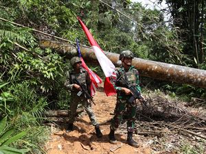 Satgas Kostrad Patroli Perbatasan Entikong, Amankan Jalur RI-Malaysia