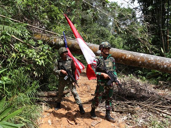 Satgas Kostrad Patroli Perbatasan Entikong, Amankan Jalur RI-Malaysia