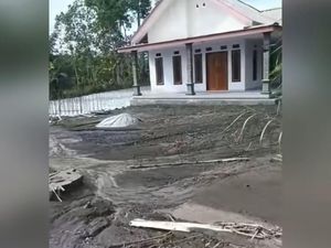 Video: Rumah Ajaib Berdiri Kokoh Seolah Tak Tersentuh Erupsi Semeru