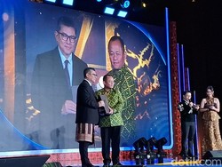 Sarmuji Raih Tokoh Penggerak Kemandirian Ekonomi Pesantren dan Masyarakat detikcom Awards 2025