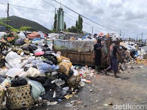 Sampah Menggunung di Pasar Pancasila Tasikmalaya gegara Armada Mogok