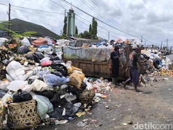 Sampah Menggunung di Pasar Pancasila Tasikmalaya gegara Armada Mogok