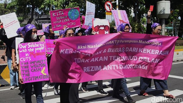 Aktivis Gelar Aksi di Depan Istana Memperingati Hari Anti Kekerasan terhadap Perempuan