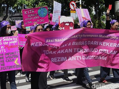 Aktivis Gelar Aksi di Depan Istana Memperingati Hari Anti Kekerasan terhadap Perempuan
