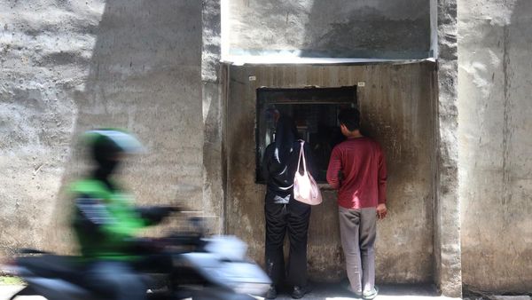 Warung Bolong di Kemang, Akses Pintas Pekerja Cari Makan Cepat