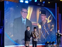 Raih detikcom Awards, Mendes Yandri Kutip Cahaya dari Lilin-lilin Desa