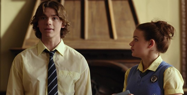 The Kissing Booth, film adaptasi Wattpad yang mengikuti romansa remaja penuh konflik antara sahabat dan kakak sahabat, ditulis oleh Beth Reekles dengan cerita yang ringan dan menggemaskan.