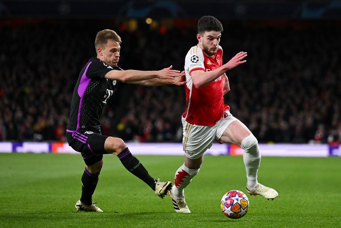 LONDON, ENGLAND - APRIL 09: Declan Rice of Arsenal is challenged by Joshua Kimmich of Bayern Munich during the UEFA Champions League quarter-final first leg match between Arsenal FC and FC Bayern München at Emirates Stadium on April 09, 2024 in London, England. (Photo by Mike Hewitt/Getty Images) (Photo by Mike Hewitt/Getty Images)