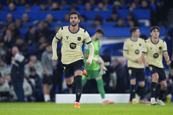 LONDON, ENGLAND - NOVEMBER 25: Ferran Torres of FC Barcelona jogs during the UEFA Champions League 2025/26 League Phase MD5 match between Chelsea FC and FC Barcelona at Stamford Bridge on November 25, 2025 in London, England. (Photo by Dennis Agyeman/Europa Press Sports via Getty Images)