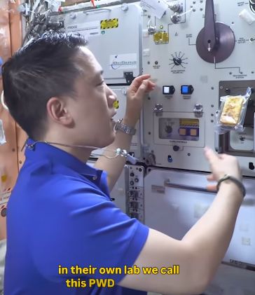 Unik! Astronot Ini Kasih Tutorial Bikin Sandwich di Luar Angkasa