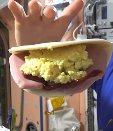 Unik! Astronot Ini Kasih Tutorial Bikin Sandwich di Luar Angkasa