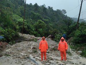 Bupati Masinton Ungkap Tapteng Masih Terisolir Akibat Banjir-Longsor