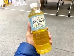 Bikin Jijik! Botol Teh Isi Urine Tiba-Tiba Muncul di Minimarket