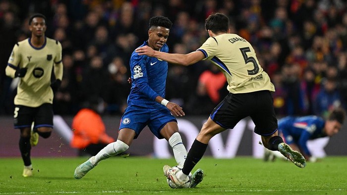 LONDON, ENGLAND - NOVEMBER 25: Estevao of Chelsea battles for possession with Pau Cubarsi of FC Barcelona during the UEFA Champions League 2025/26 League Phase MD5 match between Chelsea FC and FC Barcelona at Stamford Bridge on November 25, 2025 in London, England. (Photo by Darren Walsh/Chelsea FC via Getty Images)